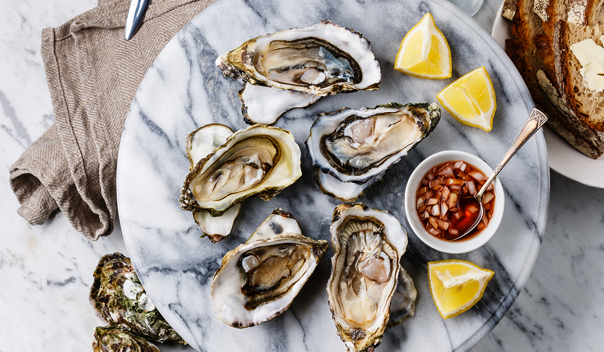 Oysters with lemon and bread