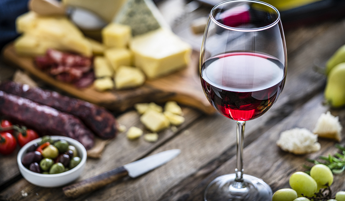 Snack plate and red wine